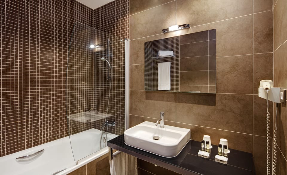 Combined shower/tub, free toiletries, hair dryer, bidet