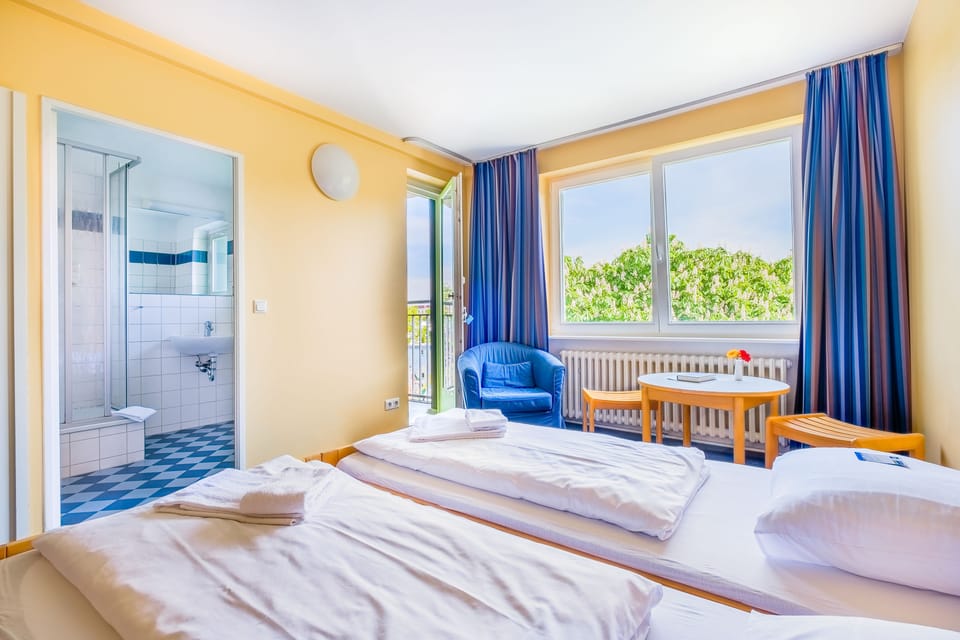Hypo-allergenic bedding, blackout drapes, free WiFi