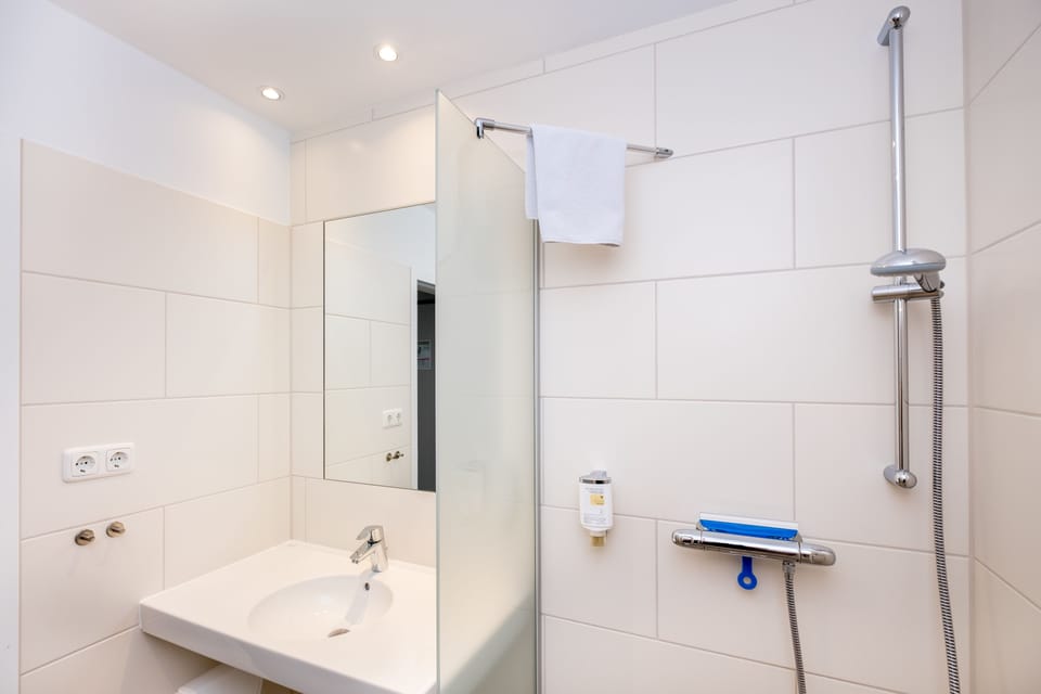 Shower, free toiletries, towels