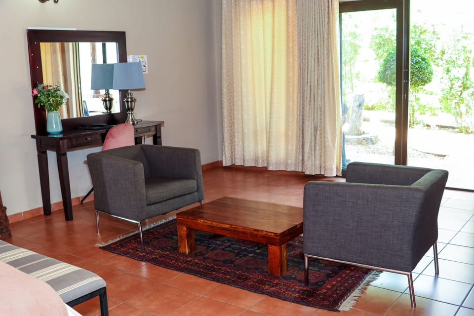 Deluxe Room | Minibar, in-room safe, desk, blackout drapes
