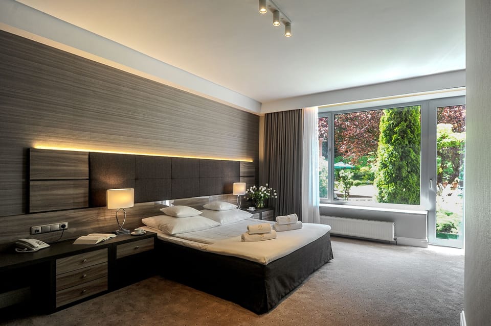 Deluxe Double Room | Premium bedding, individually decorated, desk, laptop workspace