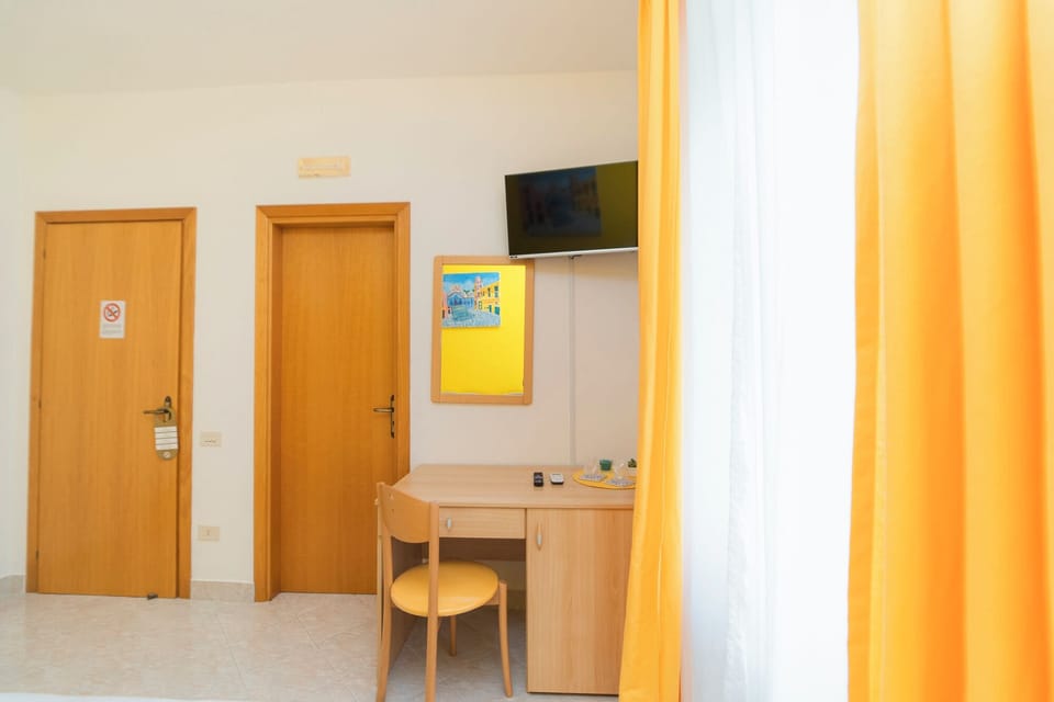 Premium bedding, down comforters, minibar, desk
