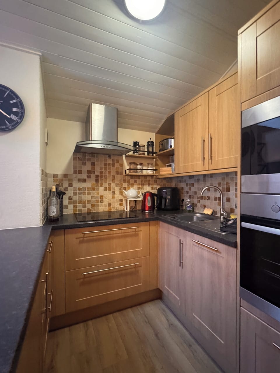 Kitchen area: Oven, hob, microwave, fridge, airfryer, slow cooker
