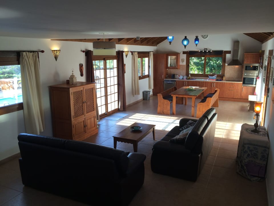 Living/dining area