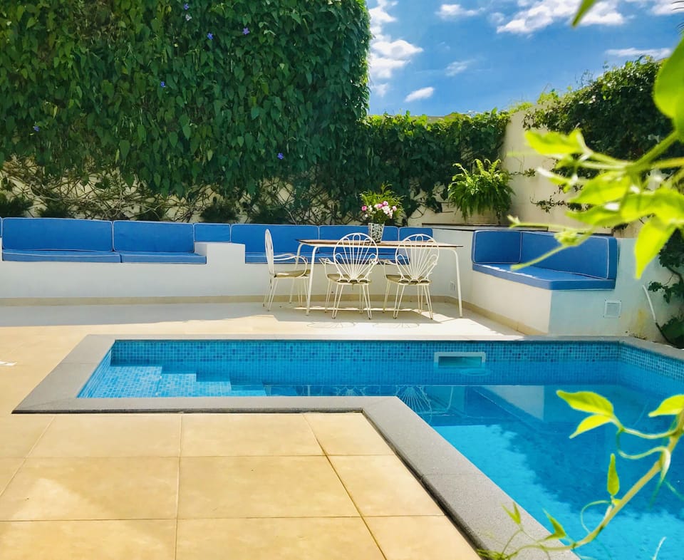 Piscina e jardim 