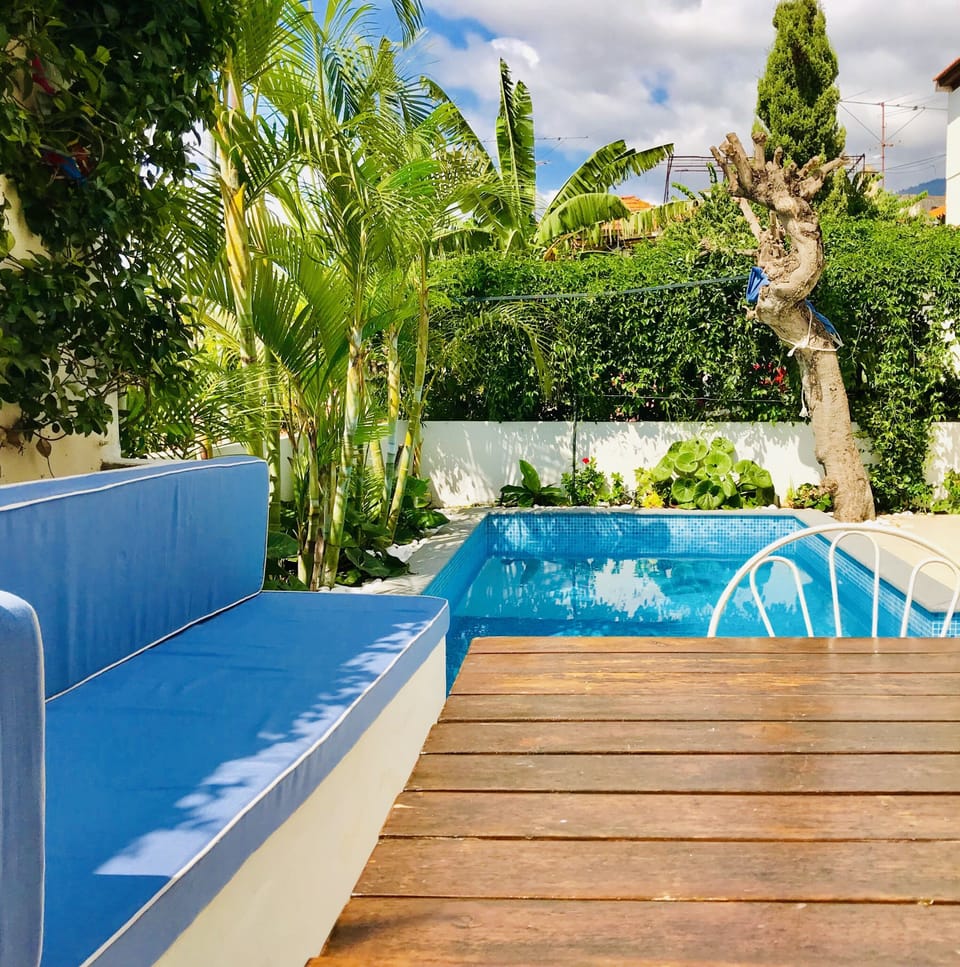 Piscina e jardim 