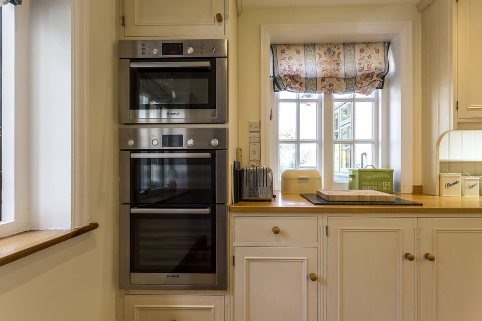 Kitchen (Induction hob, ovens, fridge) - all the kitchen equipment you need