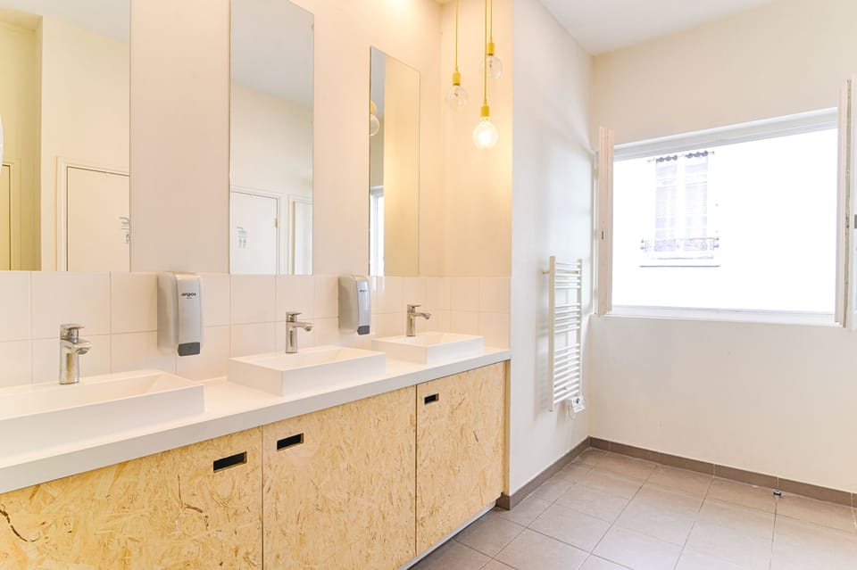 Shower, free toiletries, hair dryer
