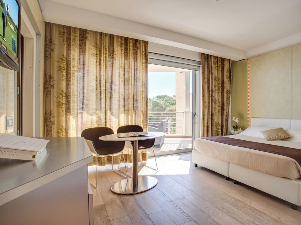 Luxury Suite (4 people) | Down comforters, minibar, in-room safe, desk