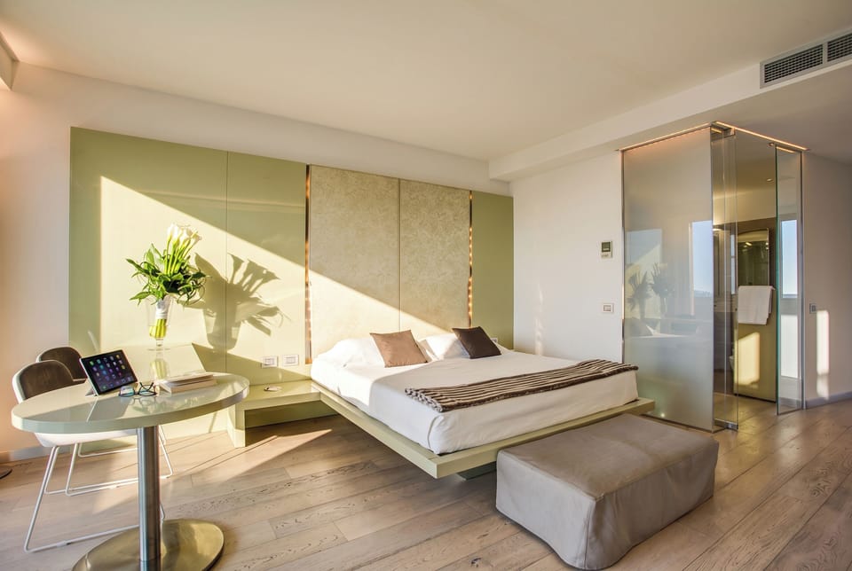 Luxury Suite (4 people) | Down comforters, minibar, in-room safe, desk