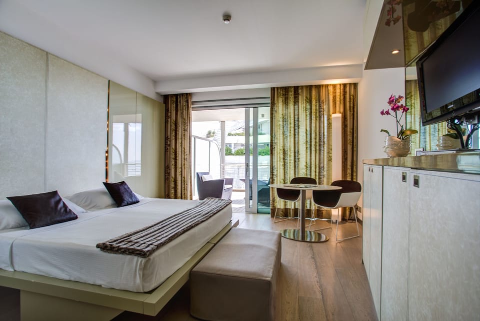 Executive Triple Room | Down comforters, minibar, in-room safe, desk