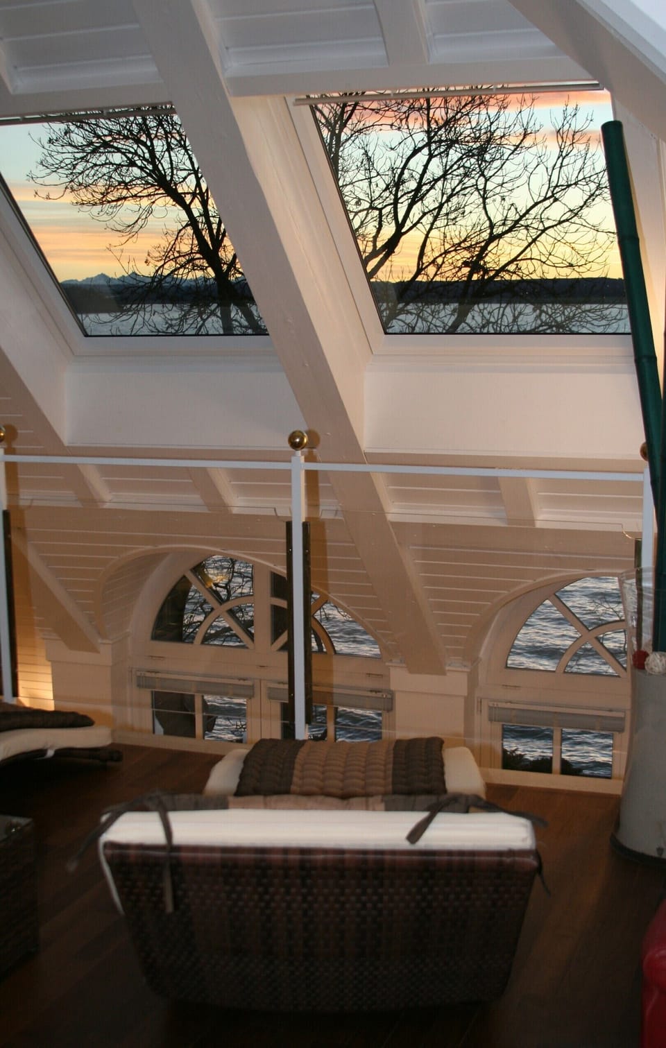 You have a view of the lake from the gallery, too