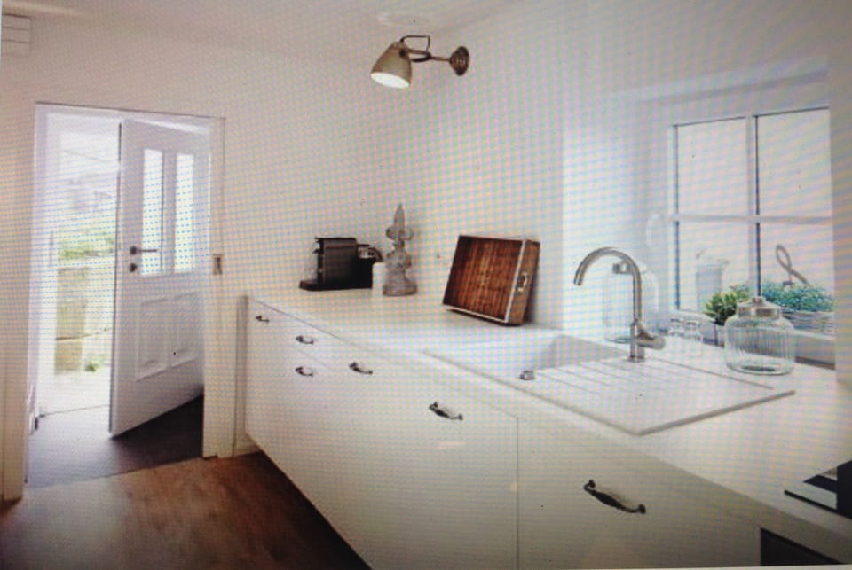 Kitchen / entrance area