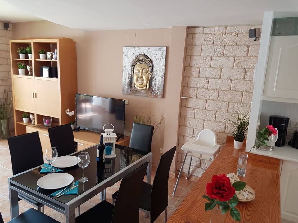 Dining room - here you can enjoy together with a glass of wine!