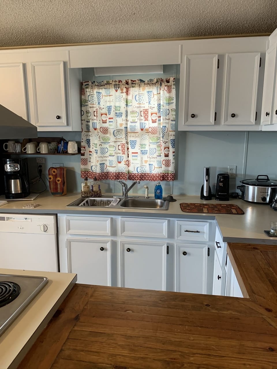 Kitchen,crock pot, wine opener, cuisinart coffee pot coffee/condiments provided.