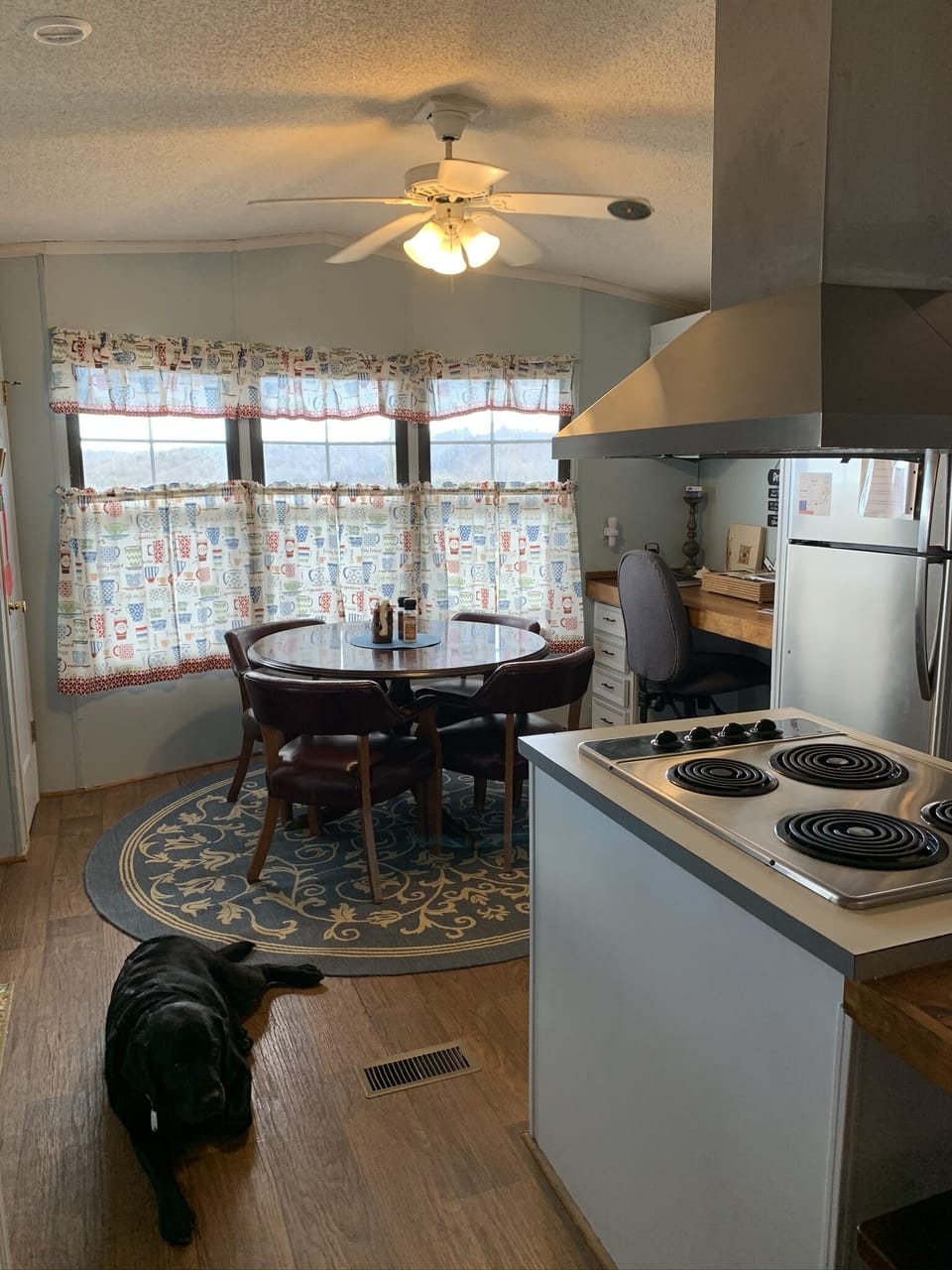 kitchen/dining area. Folders by desk area with restaurants and hiking trails. 