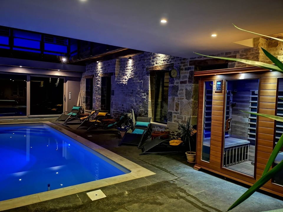 venez profiter de la piscine intérieure chauffée à 28° toute l'année