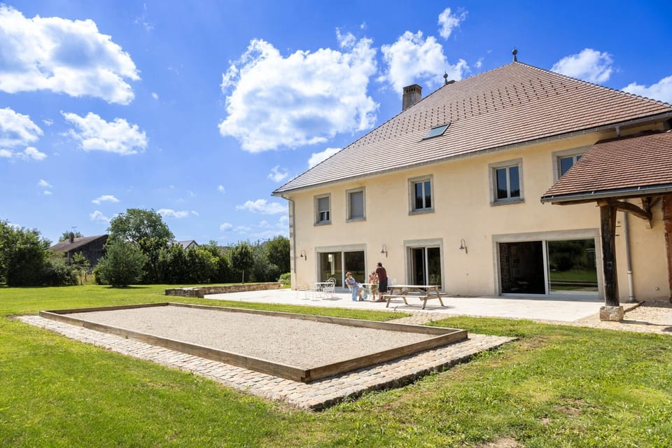 Détendez-vous sur notre terrasse après une partie de pétanque au Relais des Deux Tours