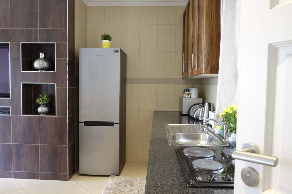 Executive Suite, 2 Bedrooms | Shared kitchen facilities | Fridge, microwave, electric kettle, cookware/dishes/utensils