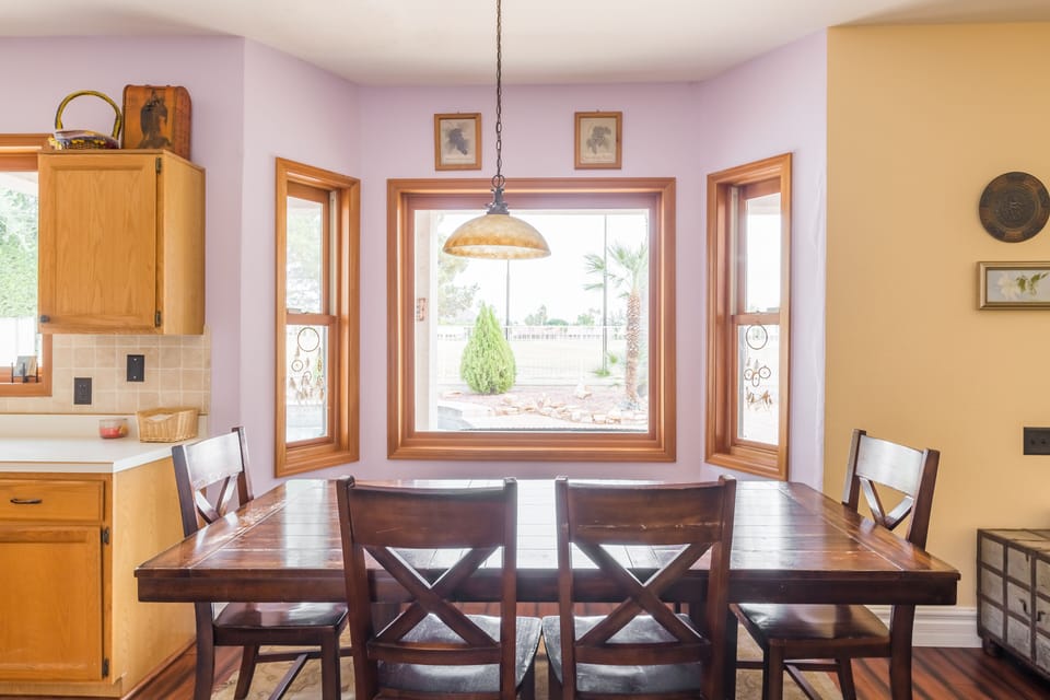 kitchen: breakfast area