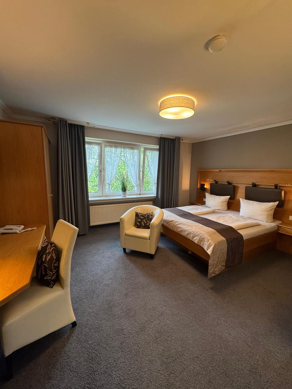 Deluxe Double Room | Hypo-allergenic bedding, in-room safe, desk, soundproofing