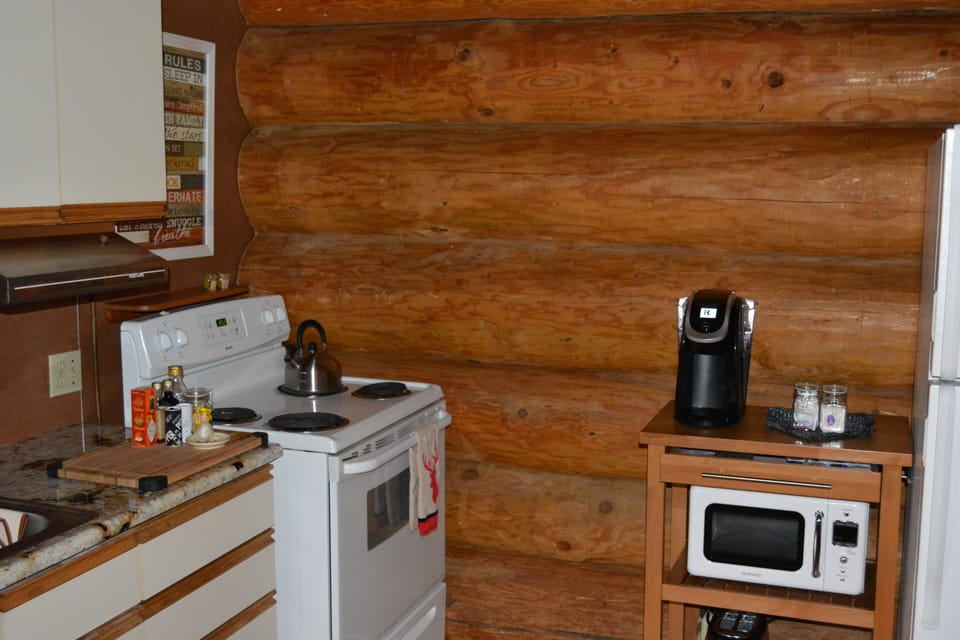 Fully equipped Kitchen, Keurig coffee pot with coffee/cream provided!