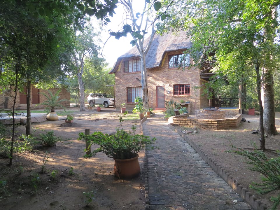 Te path to the spacious garden