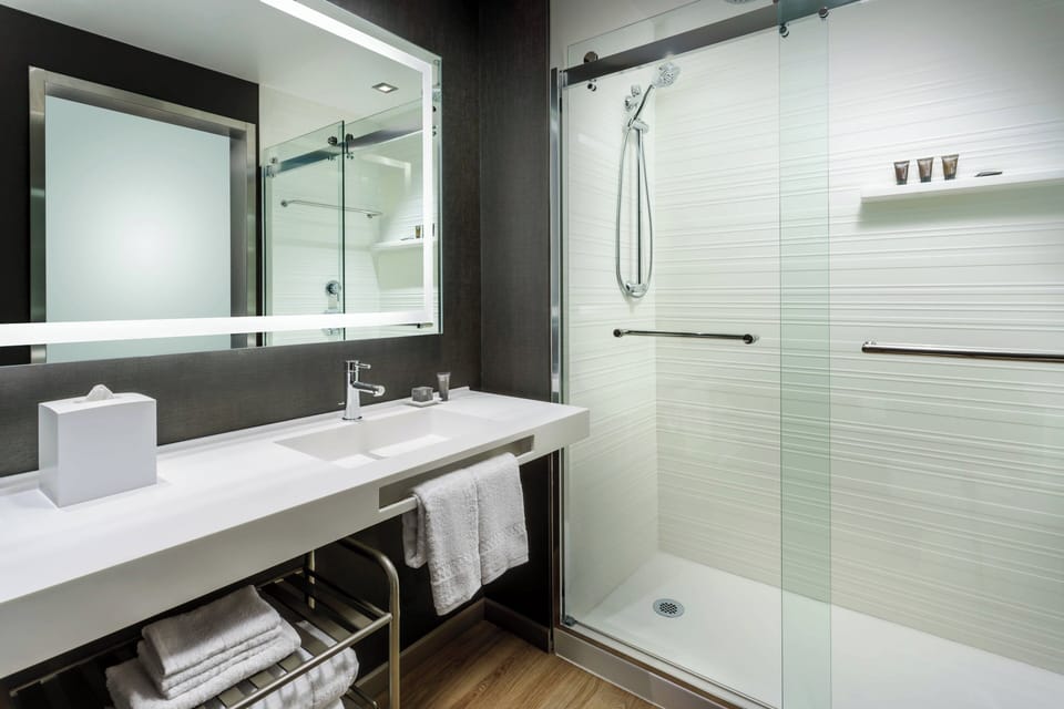 Shower, rainfall showerhead, free toiletries, hair dryer