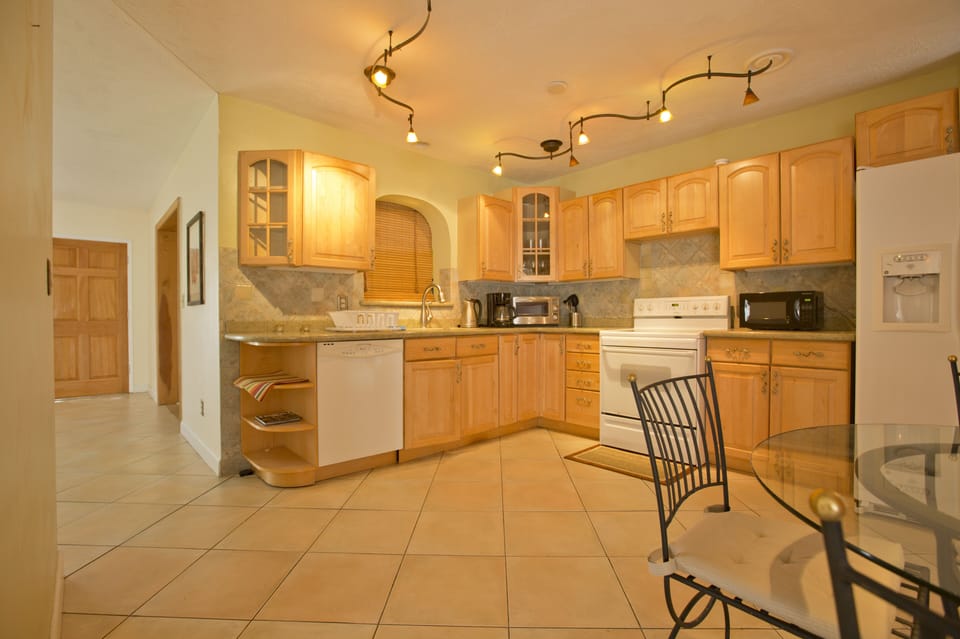 Kitchen view, accessible from the dinning and the Florida rooms