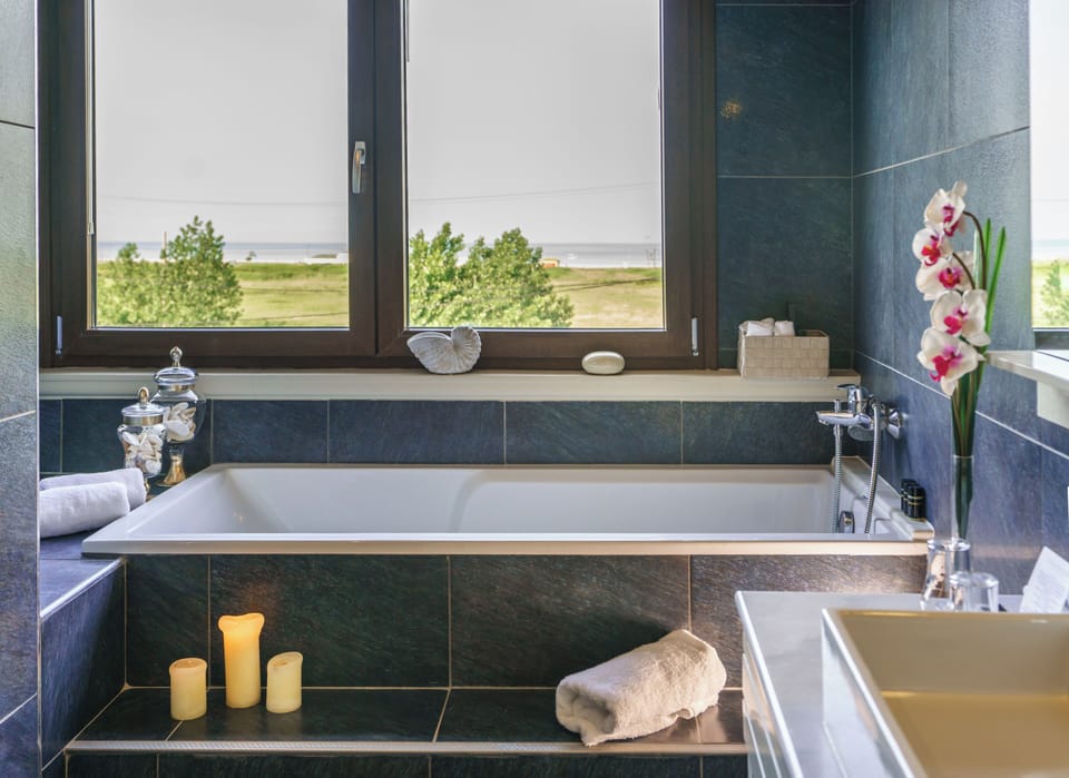 Junior Suite, Sea View | Bathroom | Free toiletries, hair dryer, bathrobes, towels