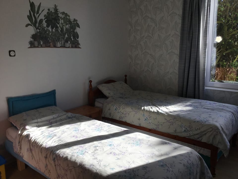 Bedroom 2, 3 single beds.