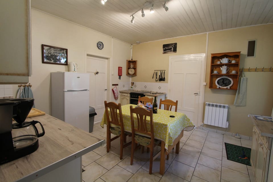 Kitchen diner.