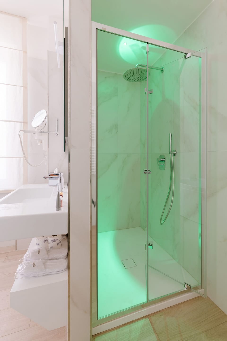 Deluxe Triple Room with Jacuzzi and Shower | Bathroom shower