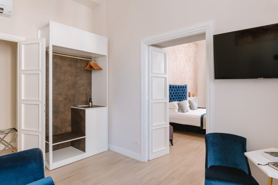 Deluxe Suite | Living room | Flat-screen TV, pay movies