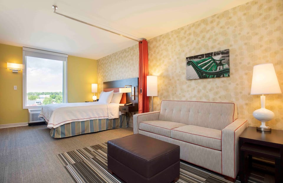 Studio, 1 Queen Bed, Accessible, Bathtub (Mobility & Hearing) | Living area | TV