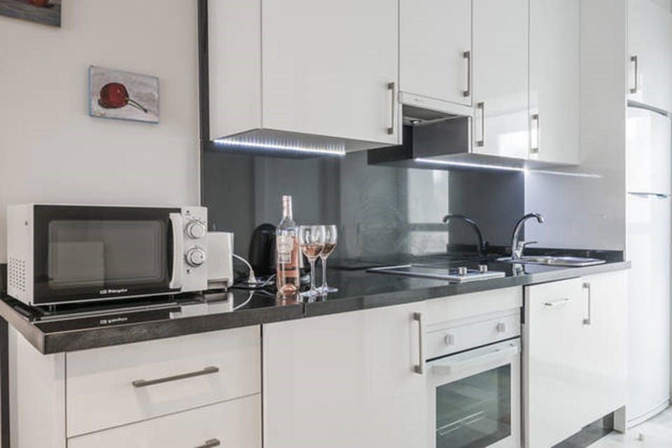 Light and open full kitchen granite worktops
