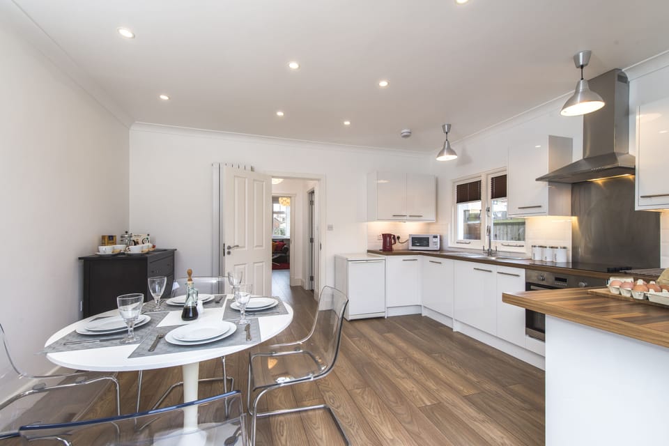 Great kitchen where you can practice your culinary skills ( or dispose of the take away cartons)