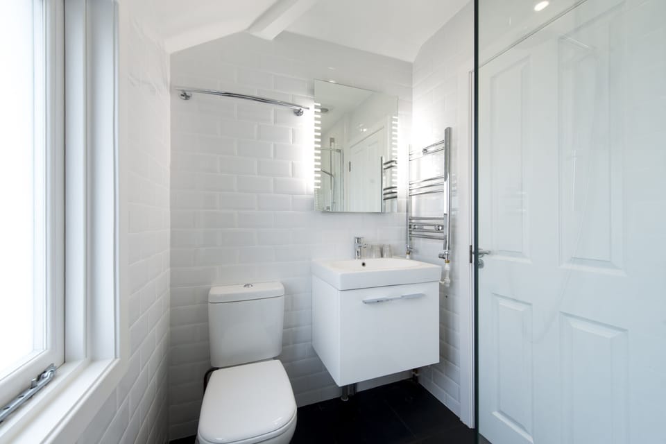 Rear en suite bathroom - Shower time again. Don't forget to wash behind the ears
