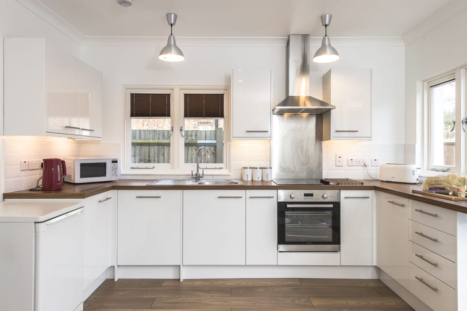 KItchen with breakfast table for 4-6 people