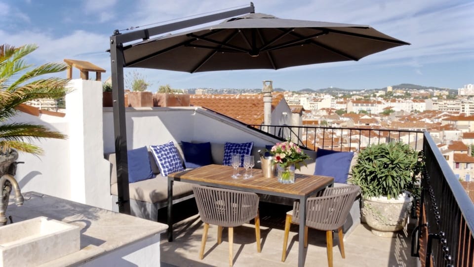 Terrasse to relax, sunbath or even have breakfast, lunch or dinner