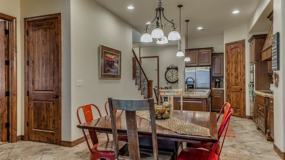 Dining area seats 6