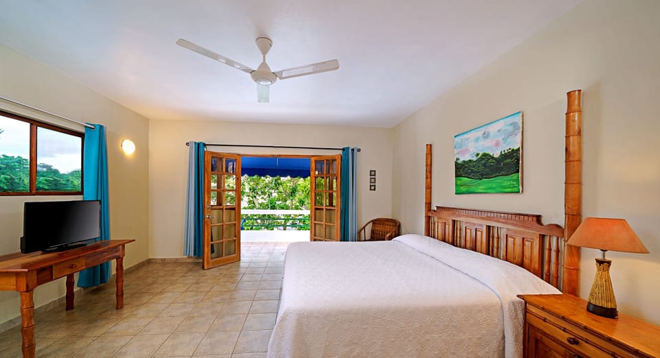 Penthouse - Bedroom with king bed