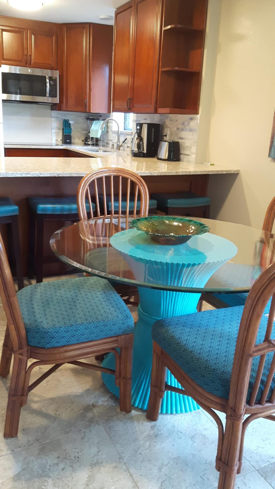 Aloha style dining room and breakfast bar