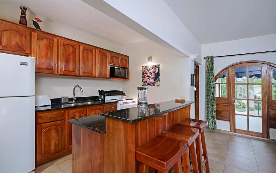 Lower Jungle House - Dining area and kitchen