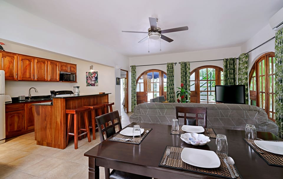 Lower Jungle House - Dining area and kitchen