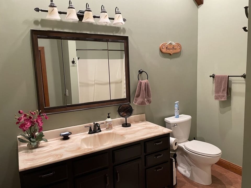 Bathroom with tub/shower unit