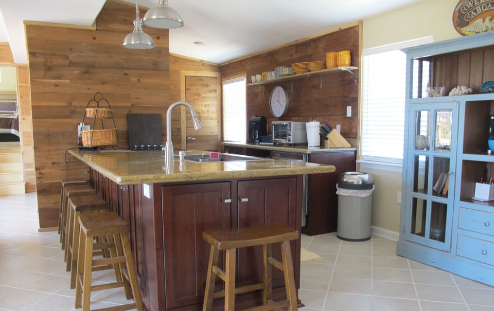 view of kitchen and bar, cooktop and sink