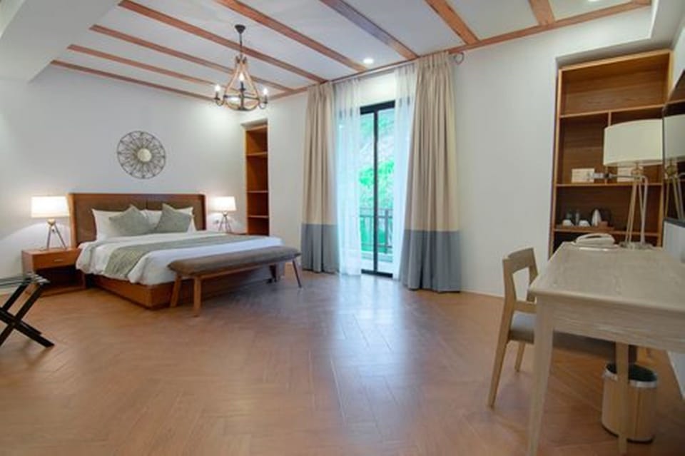Premier Suite, 1 King Bed | In-room safe, desk, laptop workspace, blackout drapes