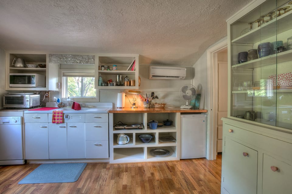 Wonderfully appointed efficiency kitchen