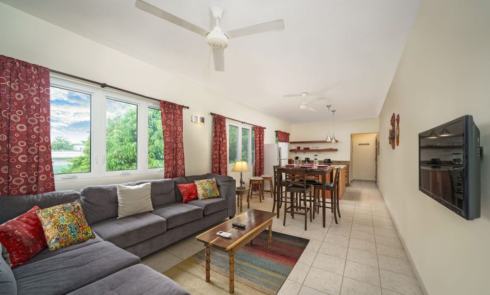 Sunsuite - Living/dining area